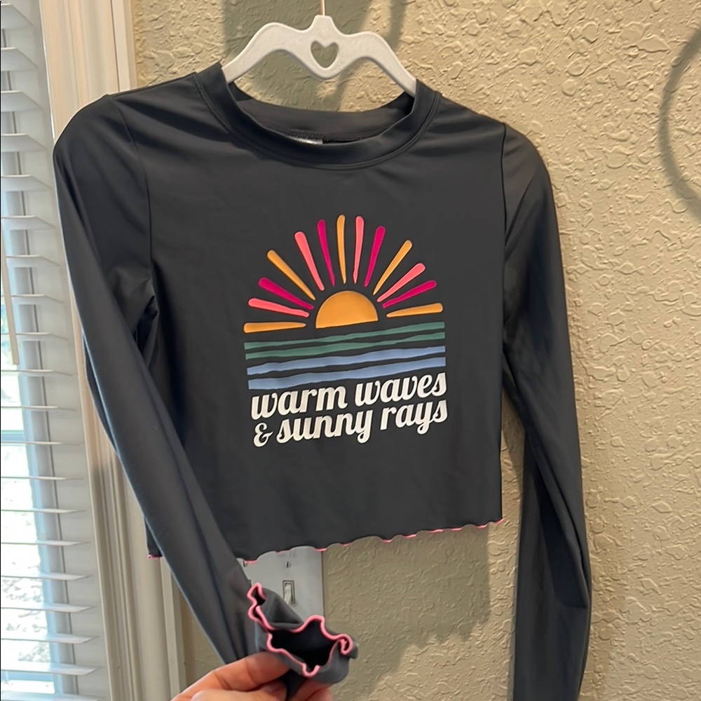 Art Class Dark Grey and Pink Long Sleeve Crop Rash-guard Vibrant Sunset Graphic